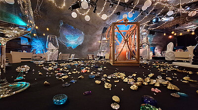 Beim Motto Anlass Zwergenwelten wurden die Tische mit schwarzen Tischtüchern gedeckt und dann mit einer Laterne und Kristallen dekoriert so dass alles schön glänzte.