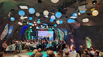 Die Gäste geniessen das Argentinische Ambiente beim Weltreise Anlass "in 5 Stunden um die Welt"