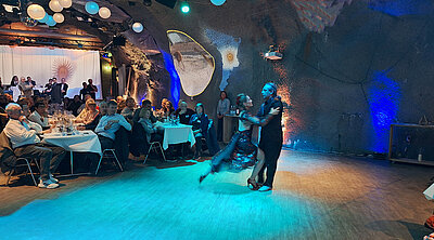 Beim Motto-Anlass "Argentinien" wird in der Mitte der Event-Kaverne Tango aufgeführt.