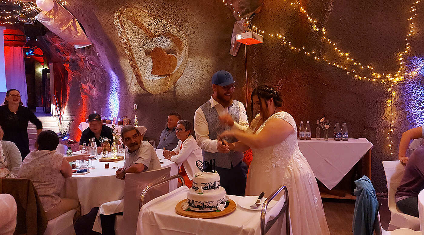 Das Brautpaar schneidet Ihre Torte an und hat viel Spass dabei.
