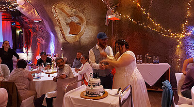 Das Brautpaar schneidet Ihre Torte an und hat viel Spass dabei.