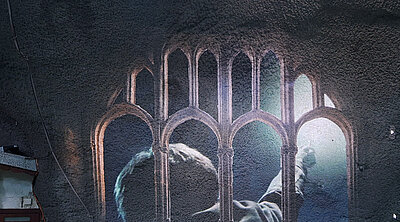 Beim Harry Potter Motto Anlass hat es an den Wänden eine Projektion die aus dem Harry Potter Schulgebäude aus dem Fenster schaut und hinter dem Fenster sich Szenen von den Harry Potter Filmen abspielen.