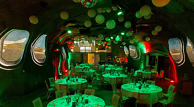 Bei dieser Weltreise Mottoparty wurde die Flüge von Land zu Land per Projektion auf den Wänden simuliert. 