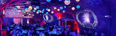 Bei der Star Wars Space Party in der Event-Kaverne im VersuchsStollen Hagerbach wird der Abflug ins All mit Projektionen und Sound simuliert und die Gäste schauen aus einem Raumschifffenster in den Weltraum.