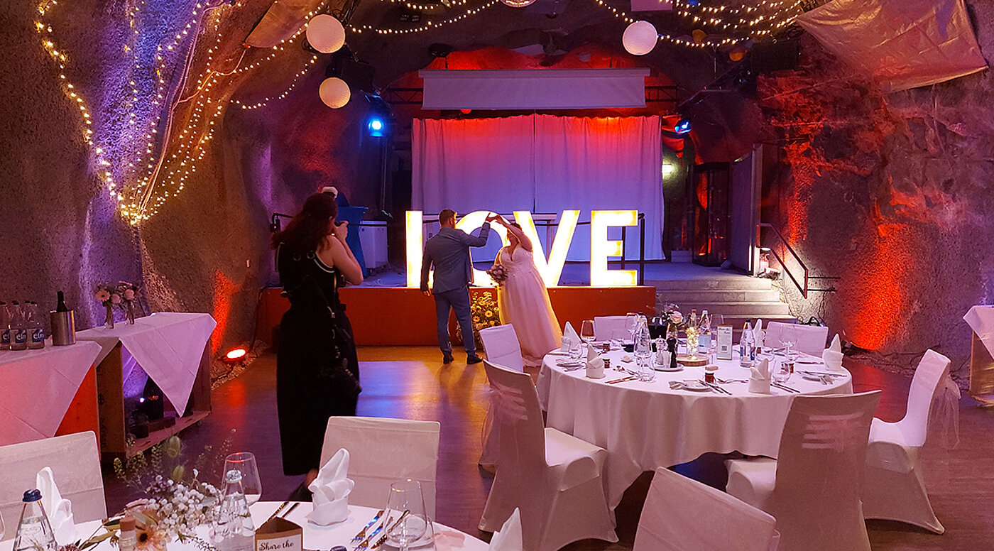 Ein Hochzeitspaar übt den Tanz nochmals auf der Tanzfläche der Event-Kaverne bevor die Gäste in den Raum kommen.