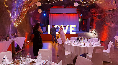 Ein Hochzeitspaar übt den Tanz nochmals auf der Tanzfläche der Event-Kaverne bevor die Gäste in den Raum kommen.