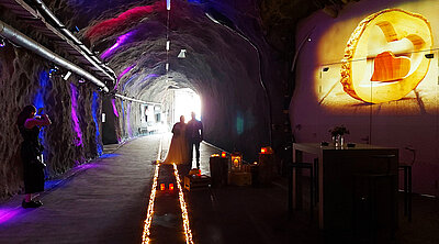 Das Brautpaar tritt in unsere Hochzeitslocation ein und wird von der Fotografin abgelichtet.