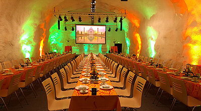 Das Weltreise Motto nahm unsere Gäste beim Dessert nach Indien. Demensprechend farbig ist der Raum mit grün und orange Tönen dekoriert.