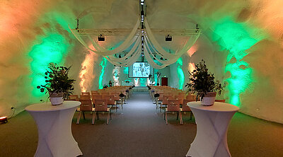 Der Steigersaal ist schön ausgeleuchtet für das nächste Hochzeit.