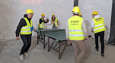 Eine Gruppe versucht sich beim Posten Tischtennis Titanen bei der Hagerbach Challenge den Ball möglichst viele Schläge in der Luft zu halten - umso mehr Schläge an einer Reihe ohne, dass der Ball runterfällt, umso mehr Punkte gibt es.