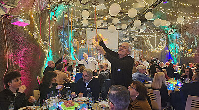 Die Gäste durften die Süssigkeiten welche von der Decke hingen beim Motto Anlass Zauberwelten gleich selber mit einer kleinen Schere von der Decke schneiden.