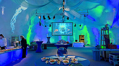 Dieses Mal nahmen wir unsere Gäste in eine Unterwasserwelt mit Grün und Blauen Farbtönen in unserem Steigersaal.