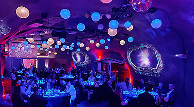 Die Gäste geniessen das etwas andere Hochzeit mit einem Star Wars Motto.