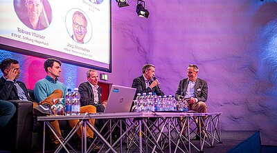 Eine Podiums Diskussion auf der Bühne vom Steigersaal ist in vollem Gang.