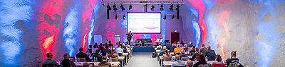 Im Steigersaal hören die Teilnehmer gespannt bei der Präsentation des Seminars zu