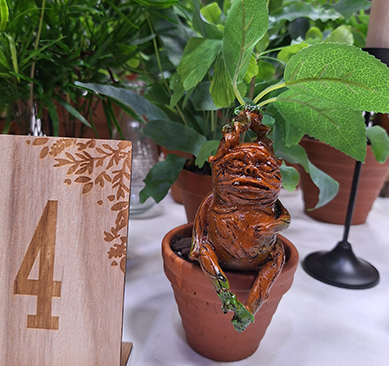 Ein Mandrake hat sich unter die Tischdeko Pflanzen gesellt beim Harry Potter Motto Anlass