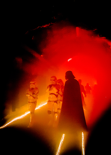 Die Gäste kommen verkleidet in Star Wars Kostümen an die Space Party im VersuchsStollen Hagerbach und zusammen mit den Lichtern in den Schienen und der Scheinwerfer Beleuchtung gibt es eine mystische und filmreife Stimmung.