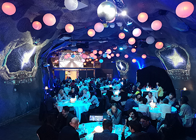 Der Saal hat sich bei der Star Wars Party in ein Raumschiff verwandelt und die Gäste geniessen die Athmosphäre im Weltall bei der Space Party.