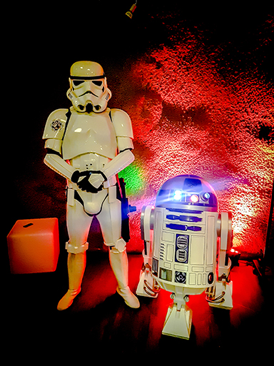 Während des Apéros lassen sich der Roboter R2-D2 und einer der Stormtrooper von der Fotobox im vorderen Teil vom Restaurant Hagerbach abbilden.